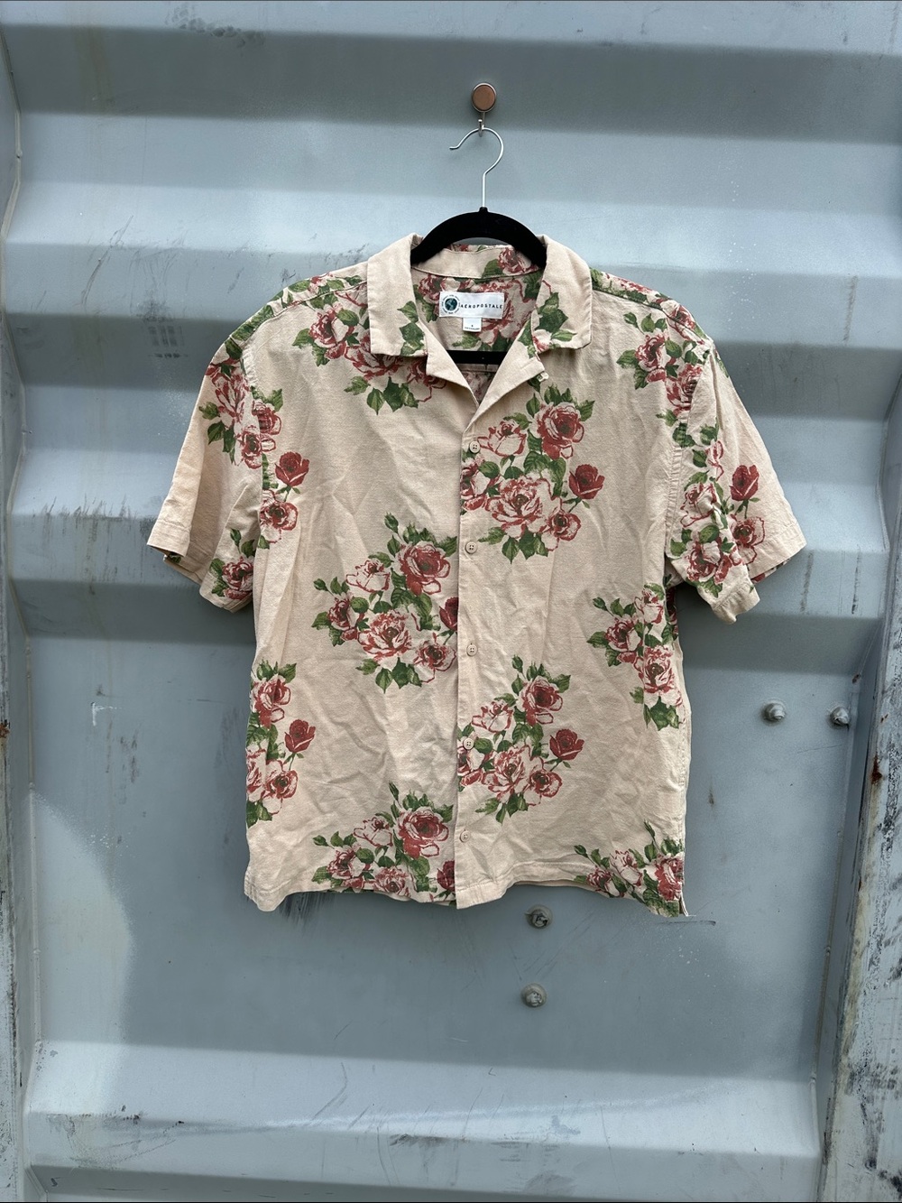 Aeropostale Men's Beige Floral roses Short-Sleeve Shirt - Classic Camp Collar